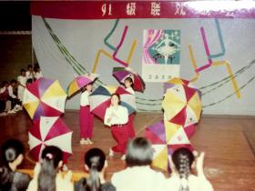 9102班《伞舞》融入91级联欢会